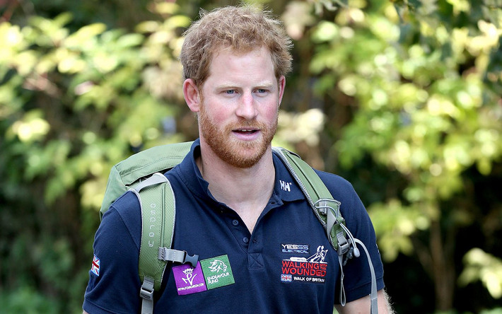 Trong một chuyến đi đến châu Phi, hoàng tử Anh Harry xứ Wales, nước Anh vừa giải cứu một con cá sấu dài 4m bị mắc kẹt. Những hình ảnh tuyệt vời này cho thấy chàng trai hoàng gia đưa con cá sấu bị thương vào bờ, giúp gỡ bỏ một cái móc kim loại khỏi miệng của nó.