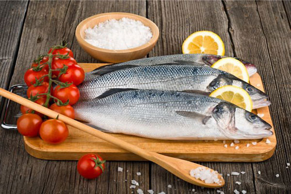 Khi sơ chế các loại cá da trơn như basa, cá hú,... bạn nấu một ít nước nóng đổ vào con cá rồi cạo sạch nhớt. Đảm bảo cá rất sạch mà không còn mùi tanh.