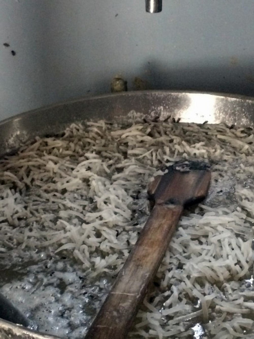 Nhiều con ruồi bu trên nồi mứt Tết, thậm chí, có những con đã chết lẫn vào mứt. Hình ảnh được chụp tại một cơ sở sản xuất mứt ở Xuân Đỉnh, Từ Liêm, Hà Nội tháng 1/2016. Ảnh: Lao động