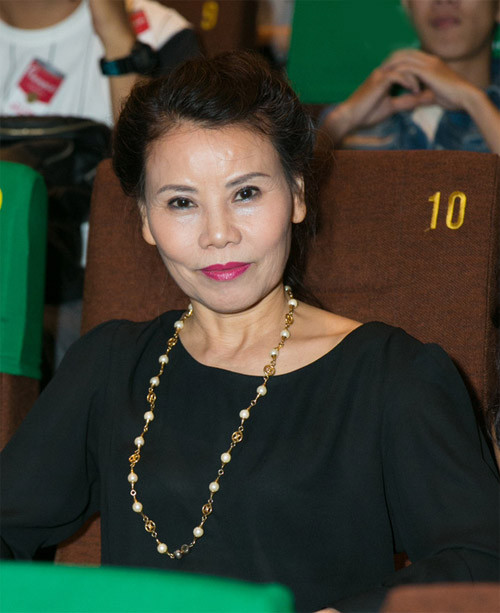 Mẹ Hà Hồ cũng có mặt tại buổi công chiếu tối qua ủng hộ con gái.