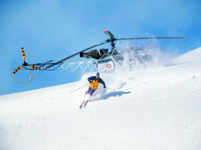 Bạn cũng có thể đối mặt với địa hình nguy hiểm bằng trò Heli-Skiing (trượt tuyết do trực thăng kéo thả xuống) trên núi Monashees của Canada. Nguy cơ gặp phải trận bão lở tuyết không hiếm. Ảnh: Travelchannel.