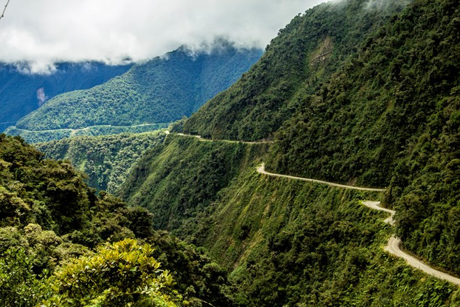 Theo ước tính, con đường được mệnh danh là con đường chết chóc chạy quanh sườn núi Bolivia đã chứng kiến cái chết của 200-300 du khách mỗi năm. Con đường dành cho các phượt thủ tốc độ vẫn còn rất nhiều điều thú vị đang chờ bạn. Ảnh: Jason Hill.