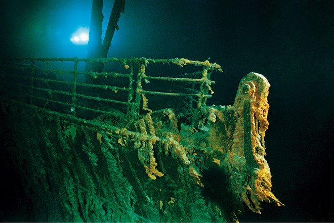 Con tàu Titanic huyền thoại luôn thu hút những người thích khám phá những điều bí ẩn. Nếu bạn là một trong số đó, hãy thử một chuyến lặn xuống đáy Đại Tây Dương, với độ sâu hơn 3.800 m để ngắm tận mắt. Ảnh: Emory Kristof.