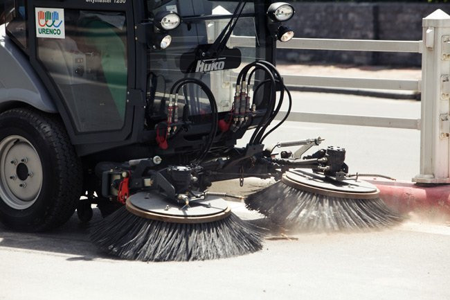 Trước khi hạ chổi xuống quét đường, hút bụi. Người điểu khiển phải thuần thục các động tác, đúng quy trình...