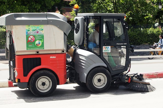 Mỗi xe quét đường hiện đại chỉ cần một người lái nhưng có khả năng làm việc bằng hàng chục công nhân. Được trang bị cảm biến điều khiển nên xe sử dụng lượng dầu phù hợp với tải trọng, giúp tiết kiệm nhiên liệu và vận hành ổn định hơn.