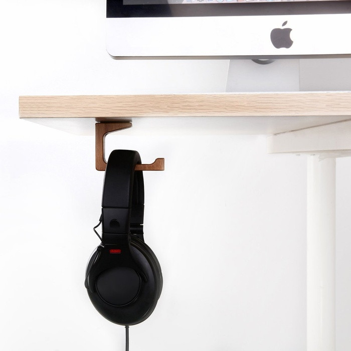 Một chiếc headphone tốt Hãy chọn cho mình một chiếc headphone chất lượng âm thanh tốt và để trên bàn làm việc. Đây rất có thể là vật dụng bạn sử dụng nhiều thứ hai sau máy tính để bàn đấy. Khi muốn làm việc trong không gian yên tĩnh, không bị ảnh hưởng bởi âm thanh bên ngoài, hãy bật vài bản nhạc và đeo tai nghe vào là xong. Có headphone thì chắc chắn cần cả giá treo headphone nữa. Không chỉ để bàn làm việc gọn gàng hơn, chiếc giá treo này còn giúp chiếc headphone được bền, lâu hỏng hóc.