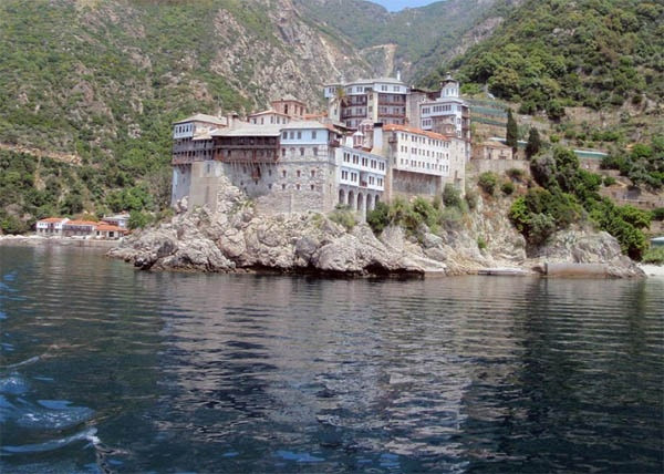 Hòn đảo thần bí Mount Athos nằm giữa Địa Trung Hải xanh thẳm, cách Bắc Hy Lạp không xa luôn khiến nhiều người tò mò bởi hơn 1000 năm qua không hề có bóng dáng phụ nữ nào sinh sống tại đó. Thậm chí, những động vật giống cái cũng không. Được biết, nơi đây còn có tên gọi khác là "mảnh đất thần thánh", không cho phép phụ nữ, hoạn quan và trẻ nhỏ bước chân vào.