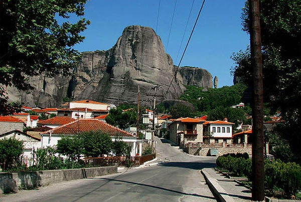 Vào thời đại Byzantium, nơi đây là trung tâm nghệ thuật được cả thế giới công nhận. Mount Athos có hình dáng như một cành cây dài 399km vuông, rộng 80km vuông. Mounth Athos có hơn 20 tu viện lớn, 15 tu viện nhỏ và hơn 200 căn nhà nhỏ, là nơi sinh sống của hơn 1500 cư dân tu hành đến từ Hy Lạp, Serbia, Nga, Romania và Bulgaria.