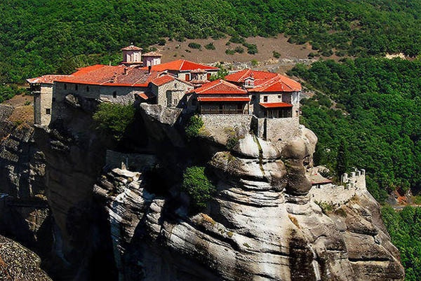 Kiến trúc tại Mount Athos luôn được khen ngợi. Nơi đấy vốn là một sườn núi.