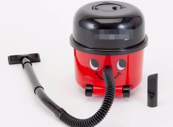 Máy hút bụi mini Nếu bạn hay ăn vặt ngay bàn làm việc, thì một chiếc máy hút bụi mini cũng rất đáng để đầu tư đấy.