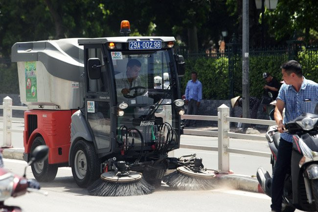 Ưu điểm của xe dọn rác này là nhỏ gọn, thiết kế làm 2 khối có thể quay được 90 độ nên rất dễ dàng đi vào các tuyến phố nhỏ. Khi hoạt động, 2 chổi sẽ thu gom rác, cát, bụi… lại và hút vào khoảng chứa của xe; đồng thời khu vực chổi này có bố trí vòi bơm nước để tránh bụi”.