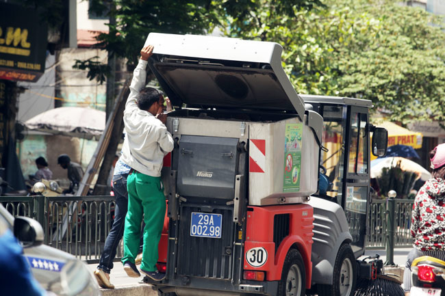 Thùng chứa nước và chứa bụi có diện tích 1/2 mét khối, một ca làm việc, xe có thể hút bụi, dọn rác trên diện tích hơn 3ha.