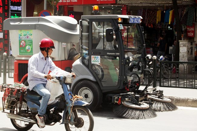 Bên cạnh việc đưa vào sử dụng phương tiện mới, Công ty Môi trường Đô thị cũng tăng cường tuyên truyền để nâng cao ý thức người dân, vận động nhân dân mang rác đổ đúng thời điểm (từ 20h đến 22h hàng ngày). Những chiếc xe hiện đại được đưa vào sử dụng, góp phần cho Thủ đô ngày càng xanh – sạch – đẹp hơn.