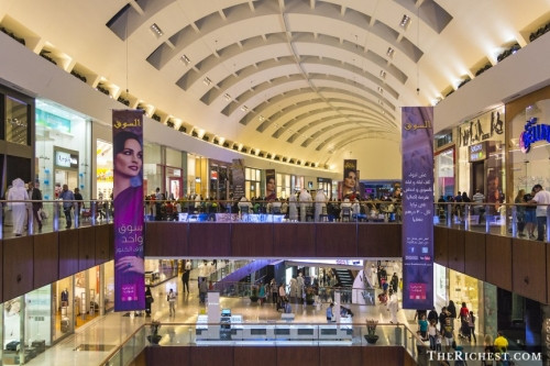 Đi mua sắm ở The Dubai Mall Nếu từng trầm trồ trước khu thương mại Siam Paragon (Thái Lan) - Khu trung tâm mua sắm lớn nhất Ðông Nam Á, thì hẳn rằng bất cứ ai cũng phải choáng ngợp khi nhìn thấy trung tâm thương mại The Dubai Mall. Khách du lịch sẽ dễ bắt gặp các thương hiệu nổi tiếng trong ngành thời trang thế giới như: Hermes, Chanel, Gucci, Louis Vuitton, Prada, Dior, Armani, D&G, Balenciaga, Chlóe, Tiffany, Salvatore Ferragamo, Cartier, Bottega Veneta...