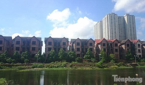 Khu biệt thự được xây dựng xong phần thô, tuy nhiên nhiều ngôi biệt thự bỏ hoang chưa có người đến ở.