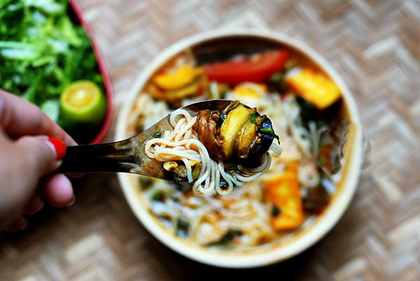 Bún ốc Trong những buổi sáng thu hơi se lạnh thế này, được ngồi xì xụp một tô bún ốc nóng hổi, nước dùng có đủ vị chua, cay, thanh, quả khó có gì sánh bằng. Bát bún ốc đúng chuẩn không có bò, không giò, chả, đậu mà chỉ có những con ốc béo, miếng cà chua đỏ, hành, tía tô xanh điểm cùng chút mắm tôm tím nhạt, thế mà đố ai không thèm thuồng. Húp một thìa nước dùng nóng hổi, ta sẽ cảm nhận rõ được vị thanh của nước, vị tê tê của ớt, vị chua, thơm của dấm bỗng, ta mới hiểu vì sao bún ốc lại khiến người ta thèm thuồng nhiều đến thế khi trời lạnh về.
