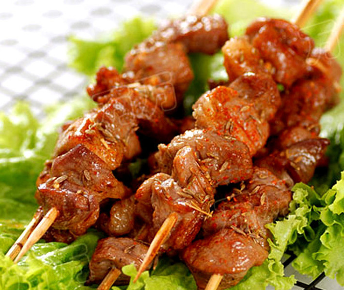 Thịt xiên nướng Thịt lợn tẩm ướp đậm đà nướng trên than hồng nghe tiếng xèo xèo của mỡ cùng mùi thơm nức đưa có thể khuất phục bất cứ ai, kể cả những người ngại đồ ăn đường phố vì lý do vệ sinh. Ăn xiên thịt nướng nóng hổi nếu vội có thể bị bỏng miệng nhưng phải như vậy mới thật đã, nhất là trong tiết trời lành lạnh của ngày giao mùa.
