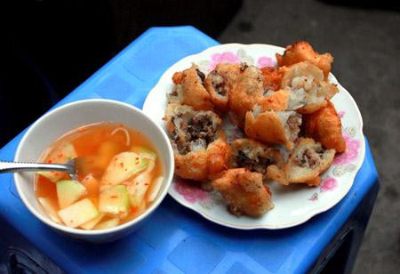 Bánh rán mặn Bánh rán mặn luôn nằm trong top những món ăn được ưa thích nhất trong mùa lạnh. Có gì kích thích vị giác trong chiều gió lộng hơn là chiếc bánh rán mới ra lò nóng hôi hổi, nhân là thịt xay, mộc nhĩ, nấm thơm lừng. Suất bánh rán mặn gồm 2 đến 3 chiếc bánh cắt nhỏ và bát nước chấm chua ngọt, thêm ít đu đủ xanh bóp giòn quả là món quà chiều lý tưởng trong ngày sang thu.