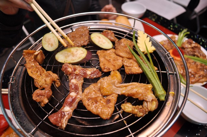 Đồ nướng Mùa đông là mùa của đồ nướng. Chẳng có gì thú hơn là buổi chiều sau khi tan làm, bạn bè cùng nhau đi... chén một bữa thịt nướng. Mùi thơm của thịt, của mỡ rơi xuống than hoa quả khiến người ta chẳng thể cầm được nước miếng. Vừa buôn chuyện, vừa lật trở những miếng thịt, khi thịt vừa chín thì nhanh tay gắp bỏ... vào miệng để cảm nhận được những miếng thịt nóng giẫy, vừa béo, vừa ngậy, ngon đến chối từ.