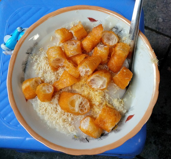 Cháo sườn Thời điểm ăn cháo sườn - món quà vặt kinh điển của Hà Nội ăn ngon nhất chính là vào mùa thu. Bởi lẽ khi này những cơn gió heo may sẽ như một chất xúc tác tuyệt vời khiến cho từng thìa cháo đều trở nên ngon lành, hấp dẫn hơn hẳn. Này nhé, bạn sẽ không phải mướt mát mồ hôi hay dễ bị ngán như khi ăn vào chiều hè. Có lẽ vì thế mà bát cháo sườn mịn như bột là món ăn được nhiều người chuộng nhất để lót dạ vào buổi chiều.
