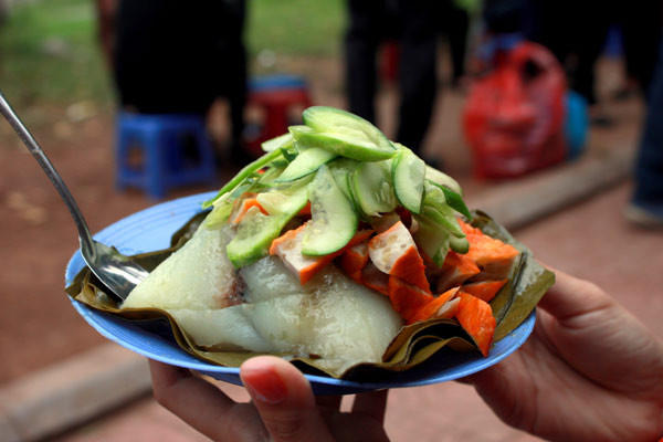 Bánh giò nóng Một chiếc bánh giò nóng hổi với phần nhân đậm đà béo ngậy của thịt, hành, tiêu mộc nhĩ mà giá cả chỉ dao động trong khoảng 10 nghìn đồng quả là một món ăn đáng để lưu trong danh sách quà vặt ngày thu của bạn đúng không nào. Chưa kể tiết trời lạnh sẽ làm cho món bánh giò đỡ ngán hơn hẳn đấy.