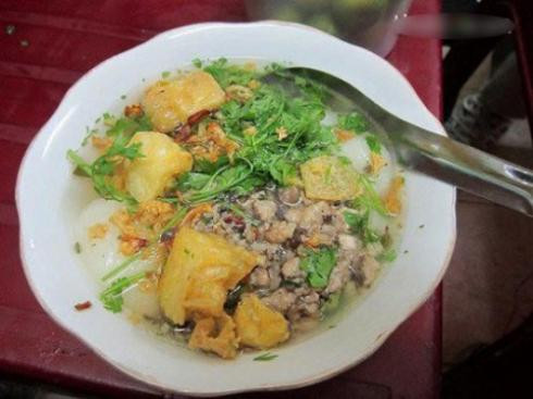 Bánh đúc nóng Bánh đúc nóng với lớp bột bánh mịn, mềm hết hợp cùng hỗn hợp thịt băm, đậu rán, mộc nhĩ, hành, rau mùi... và nước dùng nóng hổi là món ngon không thể cưỡng lại với nhiều người, nhất là khi trời lạnh. Ăn bánh đúc nóng bạn thấy ấm người ngay từ miếng đầu tiên lại không bị ngán. Chưa kể mức giá bánh đúc cũng rất bình dân, chỉ khoảng 15 ngàn đồng/ bát.