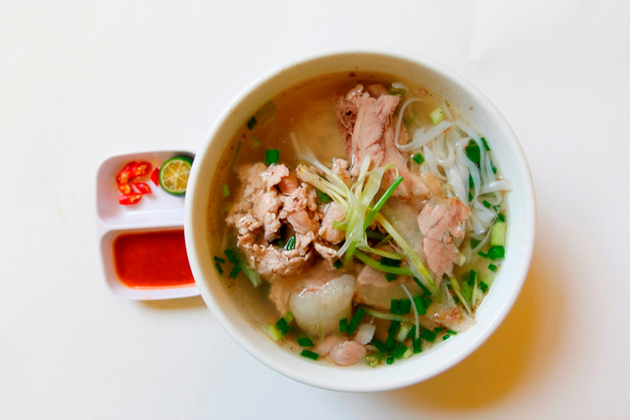 Phở Người Hà Nội ăn phở đủ 4 mùa trong năm, nhưng ngon và đã nhất vẫn là vào tiết thu - đông lành lạnh. Nếu người anh đang run run vì những trận gió đầu mùa thì hãy ghé ngay quán phở ven đường, gọi cho mình một tô phở rồi húp ngay lấy vài thìa nước dùng nóng hôi hổi. Nước dùng đi tới đâu, thấy người ấm đến đấy, mới thấy phở chính là món quà vua của mùa đông.
