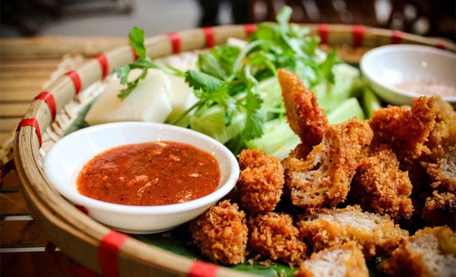Nem chua rán, nem chua nướng 2 người anh em nem chua rán, nem chua nướng đều lọt top những loại quà vặt đắt hàng nhất trong tiết thu đông ở Hà Nội. Cách chế biến mỗi loại mỗi khác, một thì nướng trên than hồng, khi ăn cảm nhận được độ dính của bì lợn tiết ra, một được chiên trong chảo mỡ sôi sục ăn giòn, béo. Thế nhưng dù chế biến thế nào thì cái cảm nhận khi cắn miếng nem chua nóng hổi có vị chua ngọt lại hơi cay vì ớt đều vô cùng hấp dẫn.