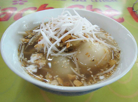 Bánh trôi tàu Với những người hảo ngọt bánh trôi tàu, lục tào xá, chí mà phù quả là những món ngon vô địch trong ngày lạnh. Một bát bánh trôi tàu bao giờ cũng có hai viên bánh cỡ lớn tầm một quả trứng gà, một viên có nhân đậu xanh xay nhuyễn cùng đường cát, viên kia lại là nhân vừng đen xay rồi được chan thứ nước màu nâu vàng sóng sánh như màu mật mía, thơm nồng hương gừng khiến ăn tới đâu, hơi ấm xực tỏa len lỏi khắp cơ thể đến đó. Thông thường bánh trôi tàu còn được ăn kèm với một chút dừa nạo tươi, lạc rang đập giập, rắc thêm chút vừng đen cùng một lớp cốt dừa mỏng phía trên.