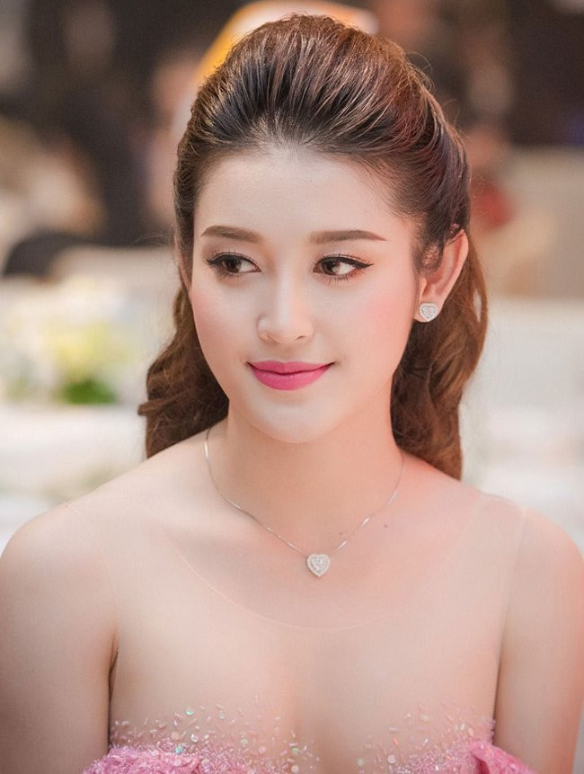 Huyền My sinh năm 1995 tại Hà Nội. Cô có gương mặt bầu bĩnh, xinh đẹp và vóc dáng chuẩn.