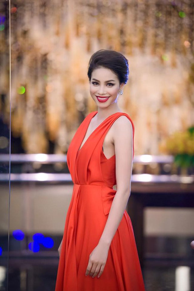 Trước thềm chung kết Hoa hậu Hoàn vũ Việt Nam 2015, Phạm Hương phải đối mặt nhiều "sóng gió" nhưng cô vẫn đăng quang một cách ngoạn mục.
