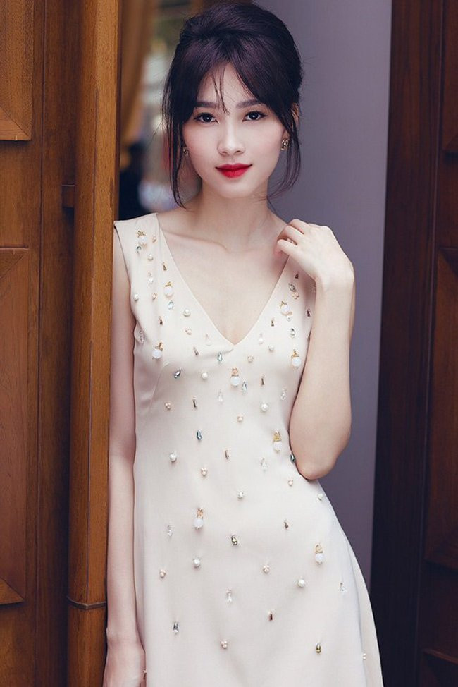 Nhất cử nhất động của 6 nàng hậu gồm: Kỳ Duyên, Thu Thảo... đều được cư dân mạng "để mắt". Hoa hậu Thu Thảo sinh năm 1991. Cô được ca ngợi là "hoa hậu của các hoa hậu".
