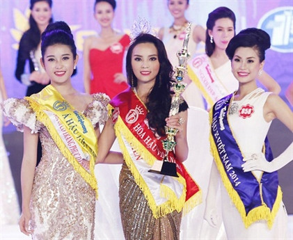 Đăng quang Hoa hậu Việt Nam, Kỳ Duyên bị chê bai khá nhiều vì lỗi trang điểm trong khi Huyền My được yêu thích và nổi như cồn dù chỉ về thứ 2.