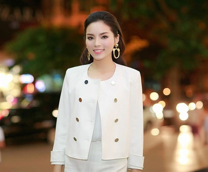 Xét về phong cách, Kỳ Duyên cũng kín đáo và thanh lịch hơn Huyền My khá nhiều. Cô cũng không vướng nhiều scandal trước khi đăng quang như Huyền My.