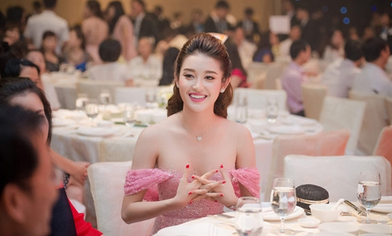 Cô cũng liên tục chạy show từ trong nước tới ngoài nước và dần soán ngôi Jennifer Phạm, Mai Phương Thúy thành nữ hoàng sự kiện của showbiz Việt.