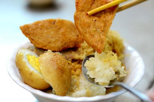 Xôi chả cua: Một suất xôi chả cua có thành phần không thể thiếu chính là chả cua, cùng với đầy đủ các thức ăn kèm quen thuộc như trứng, thịt kho, lạp xưởng, ruốc, thịt gà, chả quế, giò bò... (tùy vào khẩu vị của người ăn). Thường thì người bán hàng tự mua cua làm chả nên chả không bị bở hay ngấy mà rất giòn và nạc.