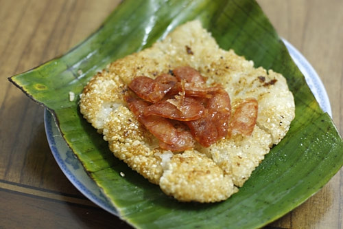 Xôi rán: Một suất xôi rán được ăn cùng chả, giò bò, ruốc, trứng và chan thêm chút nước thịt. Chính vì vậy, phần ăn trông khá đầy đủ và rất đẹp mắt. Khi ăn, vị giòn của xôi quyện cùng miếng chả đậm đà, hòa cùng vị ngọt từ nước thịt khiến thực khách thích thú.