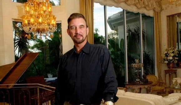 David Lee Edwards Năm 2001, David Lee Edwards trúng giải Powerball trị giá 280 triệu USD (khoảng hơn 6 nghìn tỷ). Ông đã mua nhà, mua các loại xe mới, mua vũ khí thời trung cổ, máy bay phản lực... từ số tiền trúng giải. Sự chi tiêu quá nhiều khiến khi David qua đời vào năm 2006, số tiền trúng giải hầu như không còn 1 chút nào.