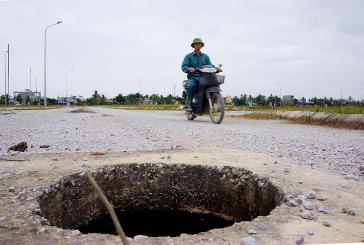 Trong khu đất của dự án có hàng chục hố ga nằm giữa đường, không nắp đậy trở thành cái bẫy nguy hiểm cho người dân. "Đã có nhiều người và phương tiện không may bị nạn ở đây. Người nhẹ thì xây xát, nặng thì gãy xương nhập viện", một người dân địa phương bức xúc nói.