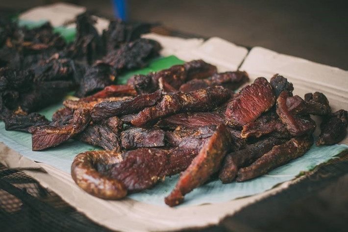 Thời gian này, Mộc Châu khá lạnh. Bạn nên mang theo áo ấm và áo mưa. Cũng đừng quên ăn thử món thịt trâu gác bếp và nhâm nhi chén rượu ngô cho ấm người.