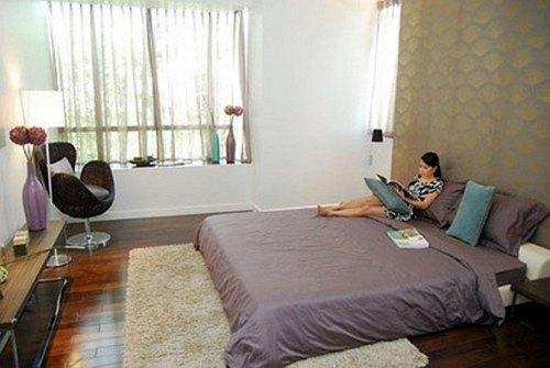 Phòng ngủ được bày trí rất đơn giản những vẫn tạo cảm giác ấm cúng hòa nhập với thiên nhiên.