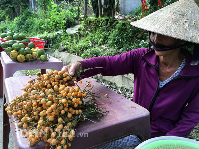 Phần ruột bên trong của trái nẻ cũng có màu như vỏ ngoài nhưng đậm hơn và chia thành các múi, cơm mỏng, hạt màu trắng đục như hạt chanh. Khi ăn có vị chua pha chút ngọt ngọt thanh thanh.