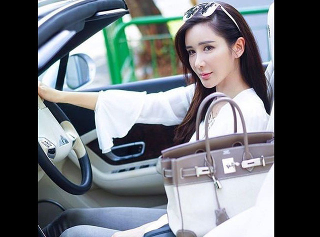 Jamie Chua được đông đảo dân mạng biết đến khi sở hữu tủ đồ hiệu thuộc hàng "khủng" trên thế giới.