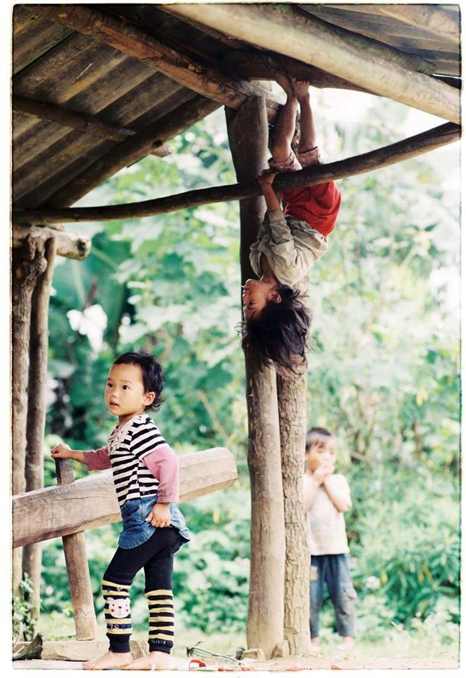 Trong những bản sâu xa, trẻ em tìm đến những trò vui khiến tất cả bất ngờ.