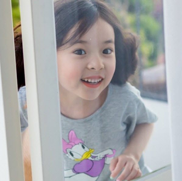 Thiên thần nhí gây ấn tượng với đôi mắt to tròn và làn da trắng không tì vết.