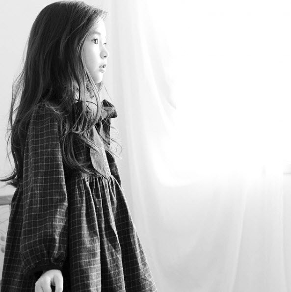 Một phần lí do của việc này là do yêu cầu của nhãn hàng khi nhiều ông bố bà mẹ yêu thích hình tượng "thiên thần buồn" của em.