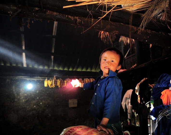 Em bé Hà Nhì tự tìm thú vui với món quà của mặt trời.