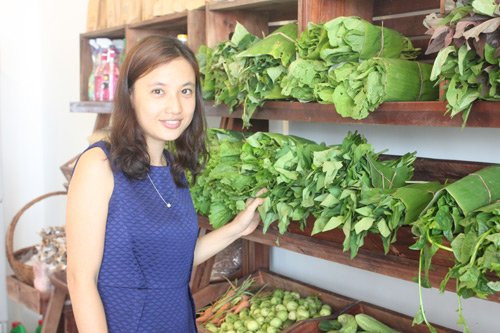 Bỏ việc ngàn đô ở Singapore về quê trồng rau sạch Cách đây hơn 1 năm, Nguyễn Thùy Linh (31 tuổi, Hà Nội) bất ngờ nghe tin bố lâm bệnh nặng. Nhìn bố từ một người khỏe mạnh bỗng ốm yếu và qua đời, Linh hiểu sức tàn phá của căn bệnh ung thư quái ác. Và một trong những nguyên nhân nghiêm trọng dẫn đến căn bệnh này là thực phẩm bẩn.