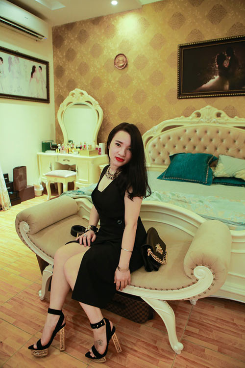 Bà mẹ "đại gia hàng hiệu" vẫn trồng rau, nuôi gà cho con ăn Mới 27 tuổi nhưng bà mẹ 2 con Nguyễn Thị Hồng Nhung đã sở hữu một chuỗi thương hiệu làm đẹp, giải trí và du lịch ở Thanh Hóa khiến nhiều chị em phụ nữ không khỏi ngưỡng mộ.