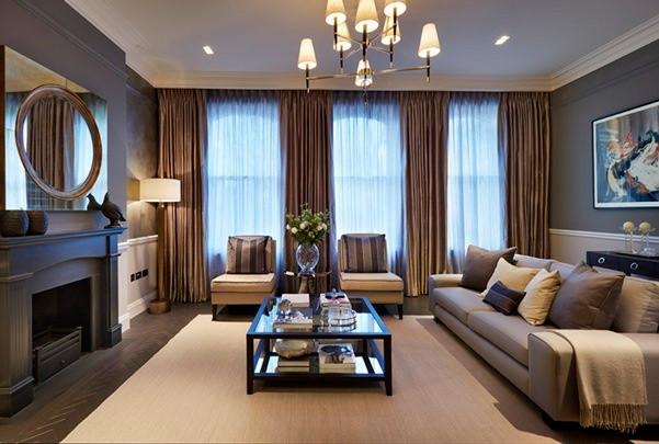 Trộn ánh sáng khiến tầng 1 cuốn hút Tầng một là nơi để chủ nhân của ngôi nhà thiết kế những khoảng không gian rộng thoáng và đẹp sang trọng dành cho chức năng sinh hoạt chung và tiếp khách, nấu nướng và ăn uống hàng ngày của mọi người trong gia đình. Chỉ sử dụng những gam màu trung tính nhưng từng đường nét của nội thất đều được chọn lựa tỉ mỉ giúp mọi góc nhỏ đều xinh yêu và tinh tế.